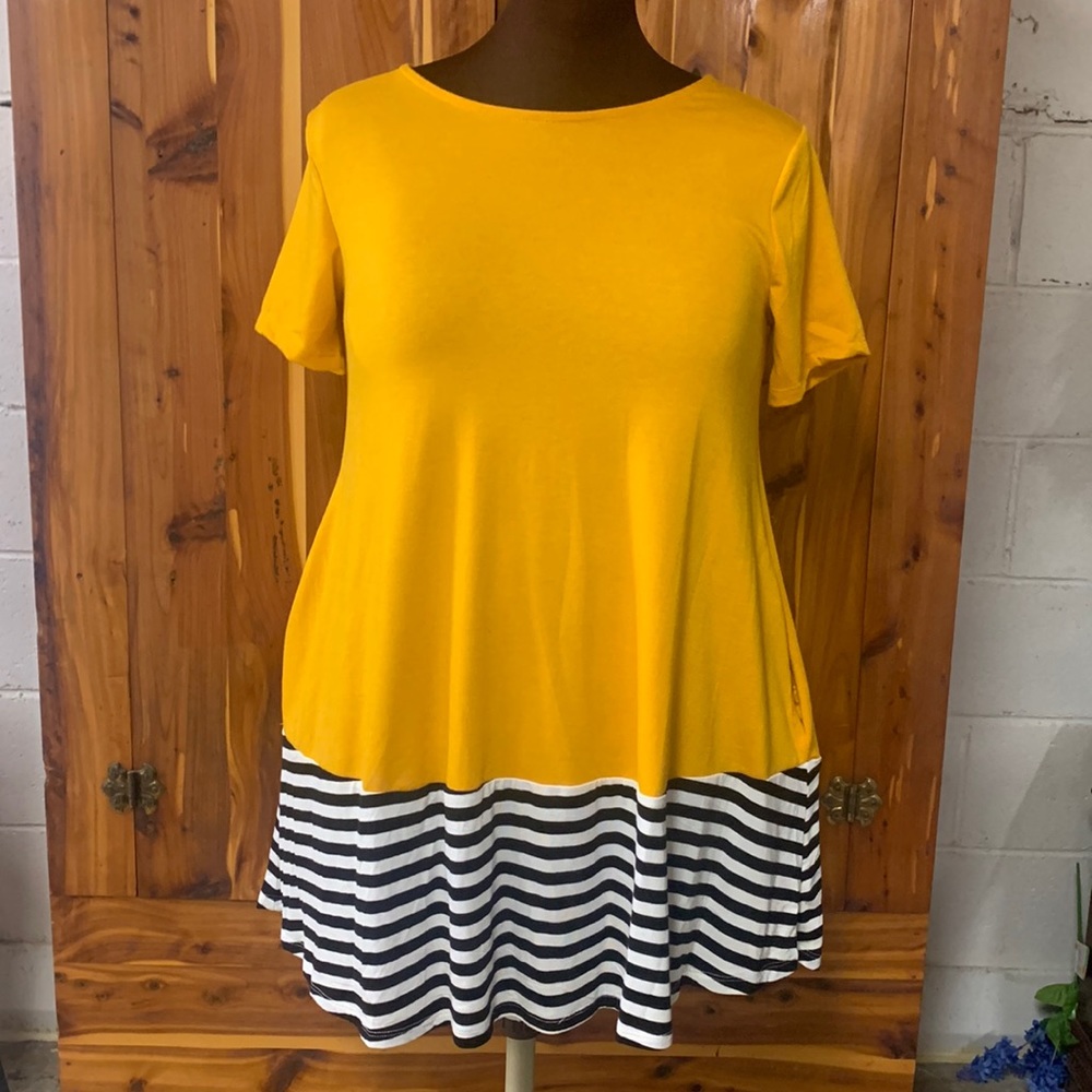 Zenna outfitters long short sleeve shirt. Size M